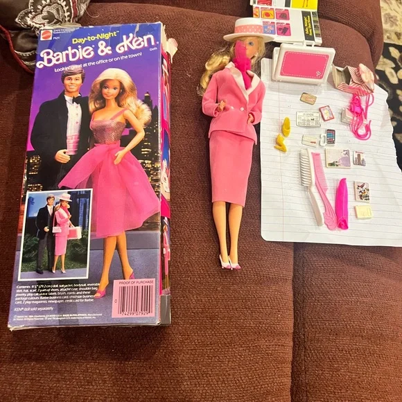 Vintage Mattel 1984 DAY-TO-NIGHT #7929
Barbie has some accessories preowned. - Picture 4 of 6